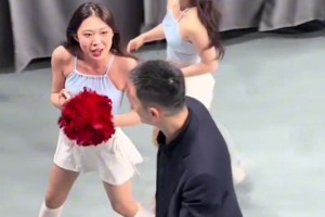 看看杨鸣在客场有多受欢迎，长得帅确实不一样！