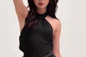 心动！美娜这身黑色长裙穿搭，真的太有女神范了！